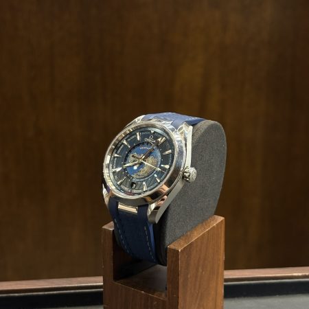Omega Aqua Terra Worldtimer cadran bleu globe 24 fuseaux horaires