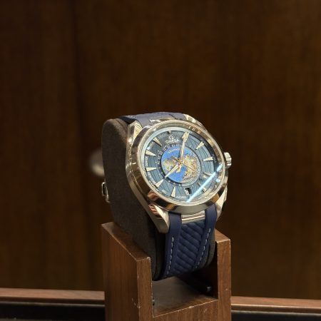 Omega Aqua Terra Worldtimer cadran bleu globe 24 fuseaux horaires