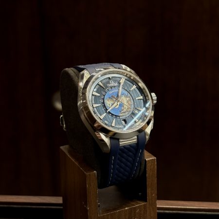 Omega Aqua Terra Worldtimer cadran bleu globe 24 fuseaux horaires