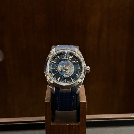 Omega Aqua Terra Worldtimer cadran bleu globe 24 fuseaux horaires